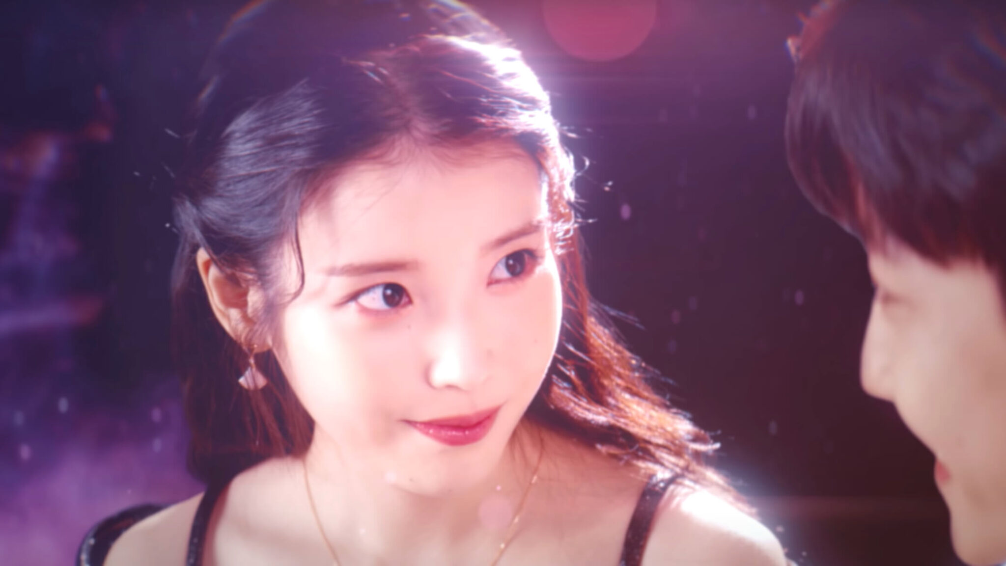 IU 「strawberry moon」繊細で愛らしい歌声が響く夢幻的サウンド！ | K-POP Generation